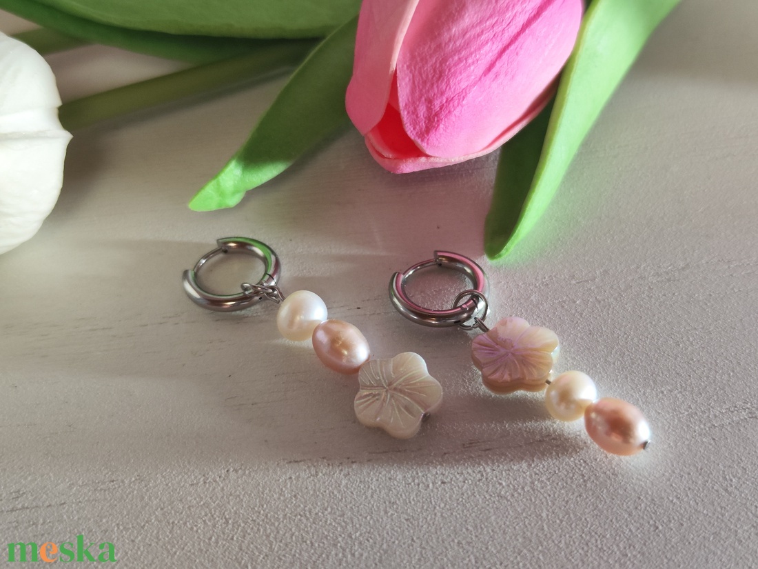 Egyedi, aszimmetrikus nemesacél, tenyésztett gyöngy fülbevaló! - ékszer - fülbevaló - lógó fülbevaló - Meska.hu