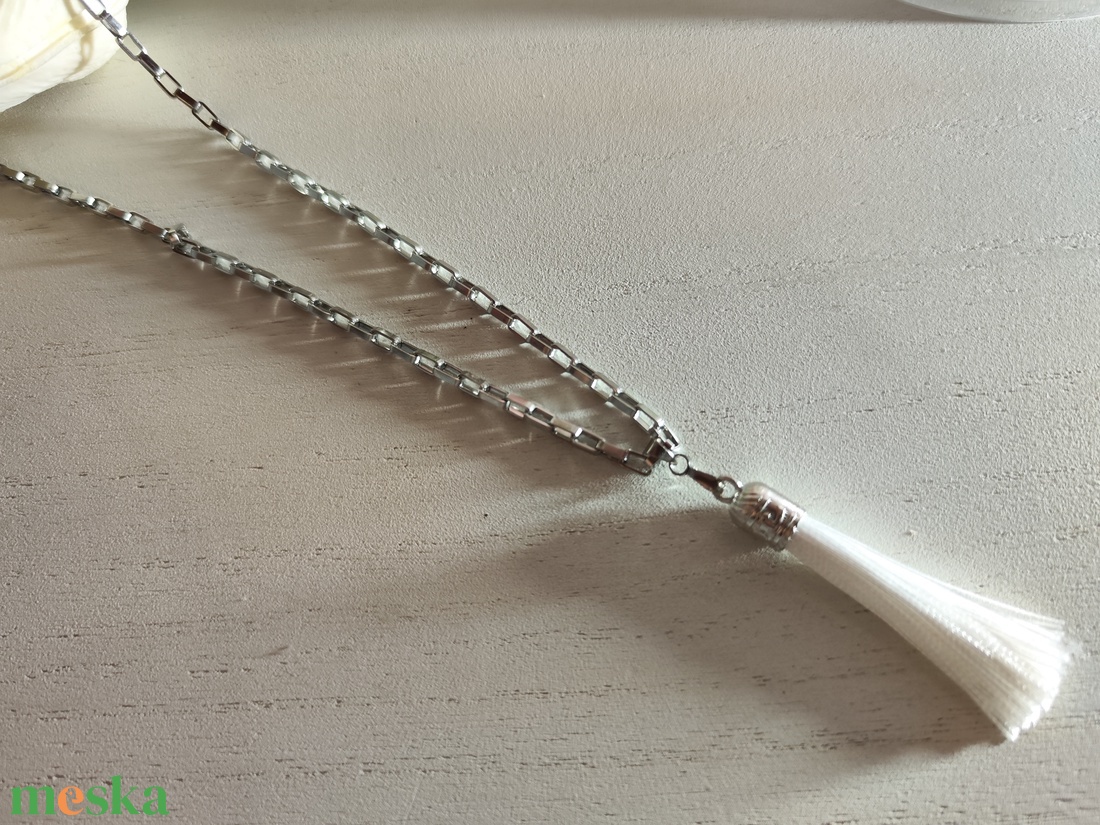 Nemesacél nyaklánc fehér bojtos medállal � elegáns és tartós ékszer! - ékszer - nyaklánc - bojtos nyaklánc - Meska.hu