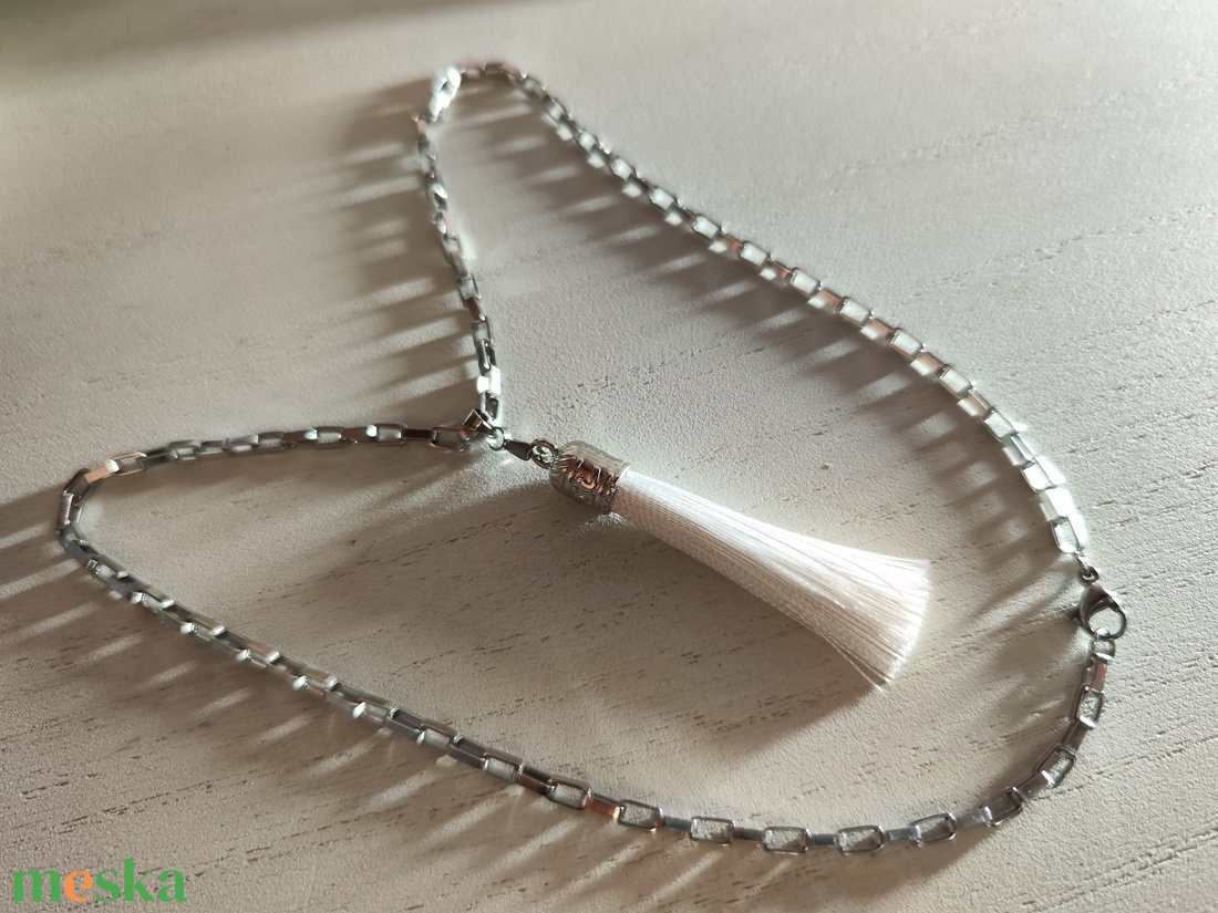 Nemesacél nyaklánc fehér bojtos medállal � elegáns és tartós ékszer! - ékszer - nyaklánc - bojtos nyaklánc - Meska.hu