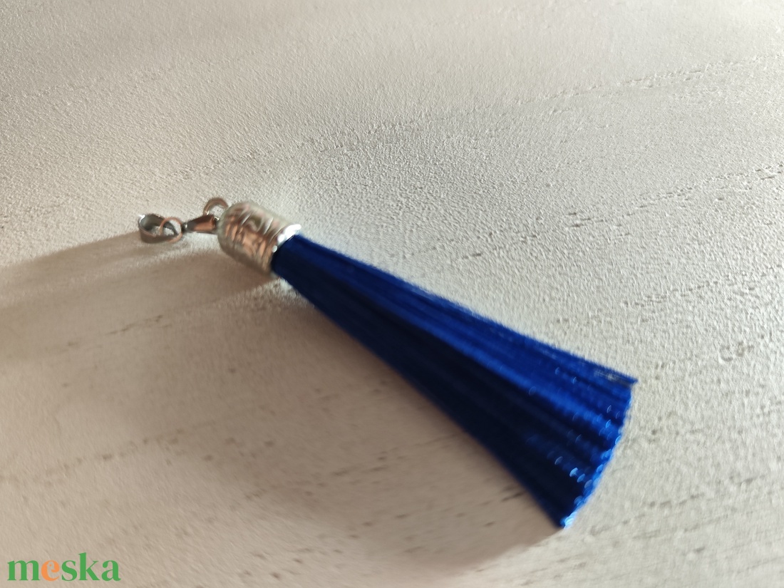 Nemesacél nyaklánc fehér bojtos medállal � elegáns és tartós ékszer! - ékszer - nyaklánc - bojtos nyaklánc - Meska.hu