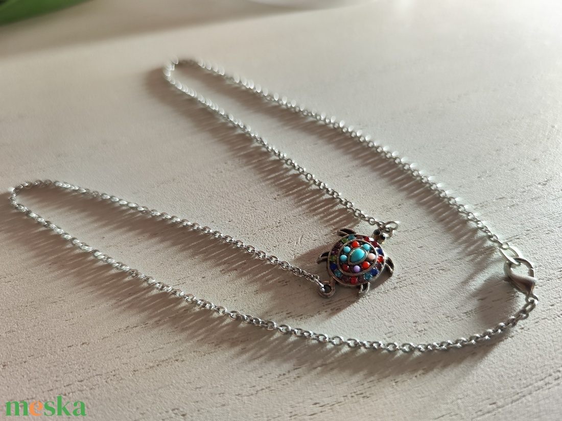 Vékony nemesacél nyaklánc delfinkapoccsal � strasszos teknős medállal! - ékszer - nyaklánc - medál - Meska.hu