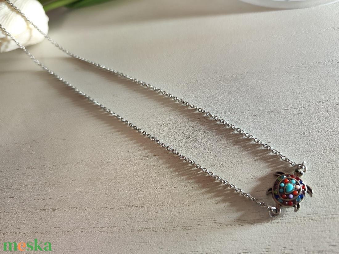 Vékony nemesacél nyaklánc delfinkapoccsal � strasszos teknős medállal! - ékszer - nyaklánc - medál - Meska.hu