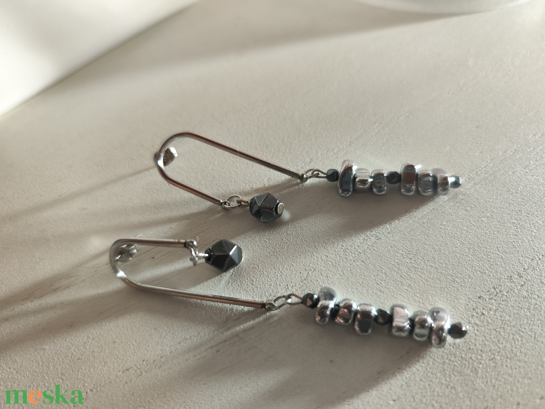 Stílusos hematit fülbevaló íves nemesacél pálcával � Földelő fekete varázs! - ékszer - fülbevaló - lógó fülbevaló - Meska.hu