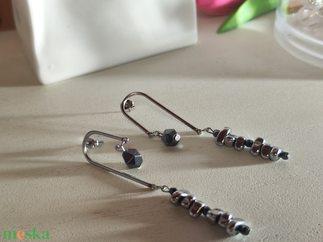 Stílusos hematit fülbevaló íves nemesacél pálcával � Földelő fekete varázs! - ékszer - fülbevaló - lógó fülbevaló - Meska.hu