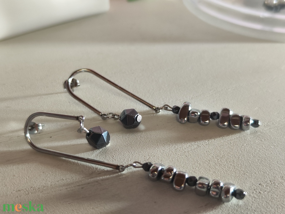 Stílusos hematit fülbevaló íves nemesacél pálcával � Földelő fekete varázs! - ékszer - fülbevaló - lógó fülbevaló - Meska.hu