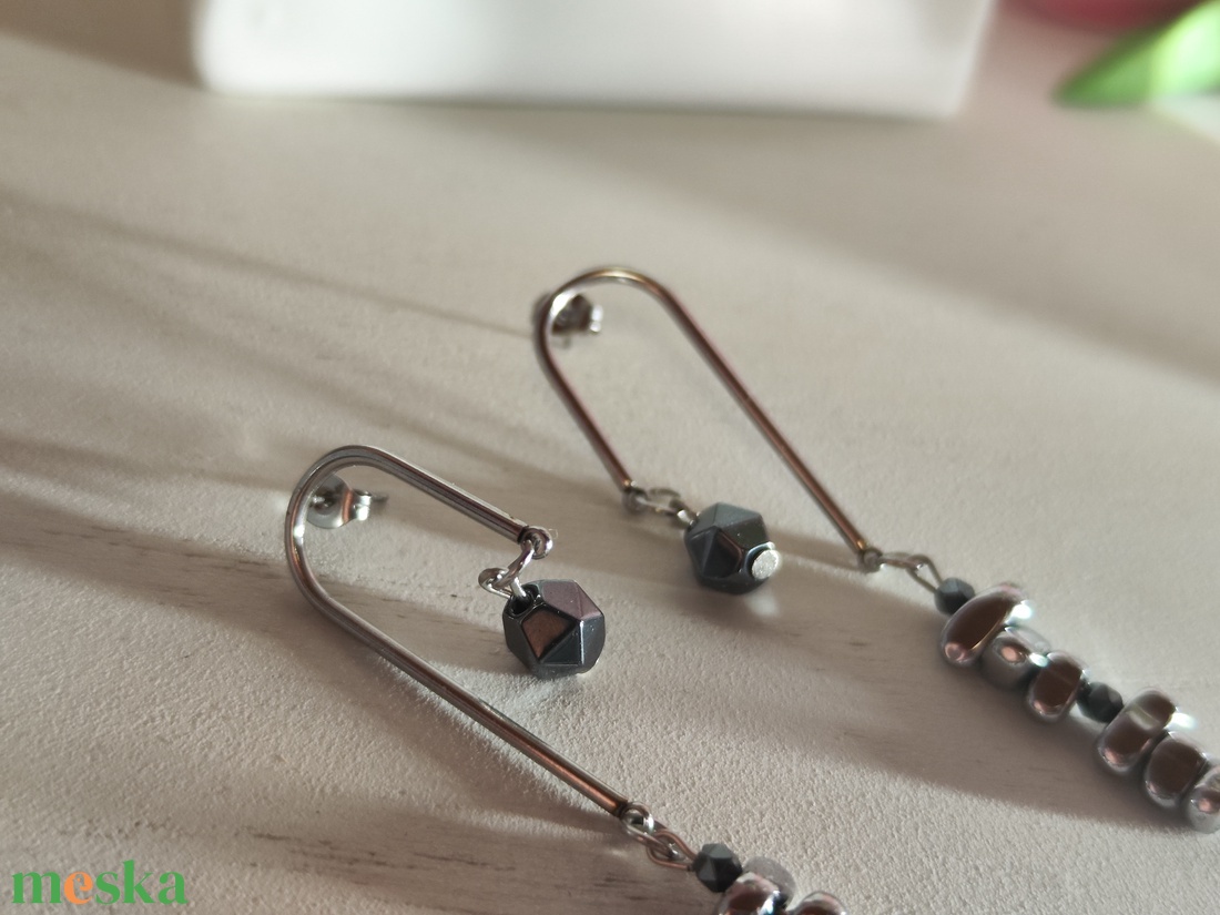 Stílusos hematit fülbevaló íves nemesacél pálcával � Földelő fekete varázs! - ékszer - fülbevaló - lógó fülbevaló - Meska.hu