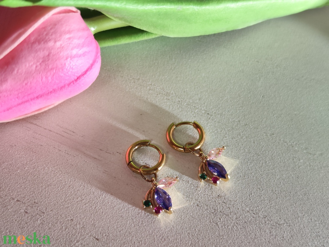 Kézzel készült nemesacél karika fülbevaló cirkónium pillangó medállal � arany ragyogás!  - ékszer - fülbevaló - lógó fülbevaló - Meska.hu