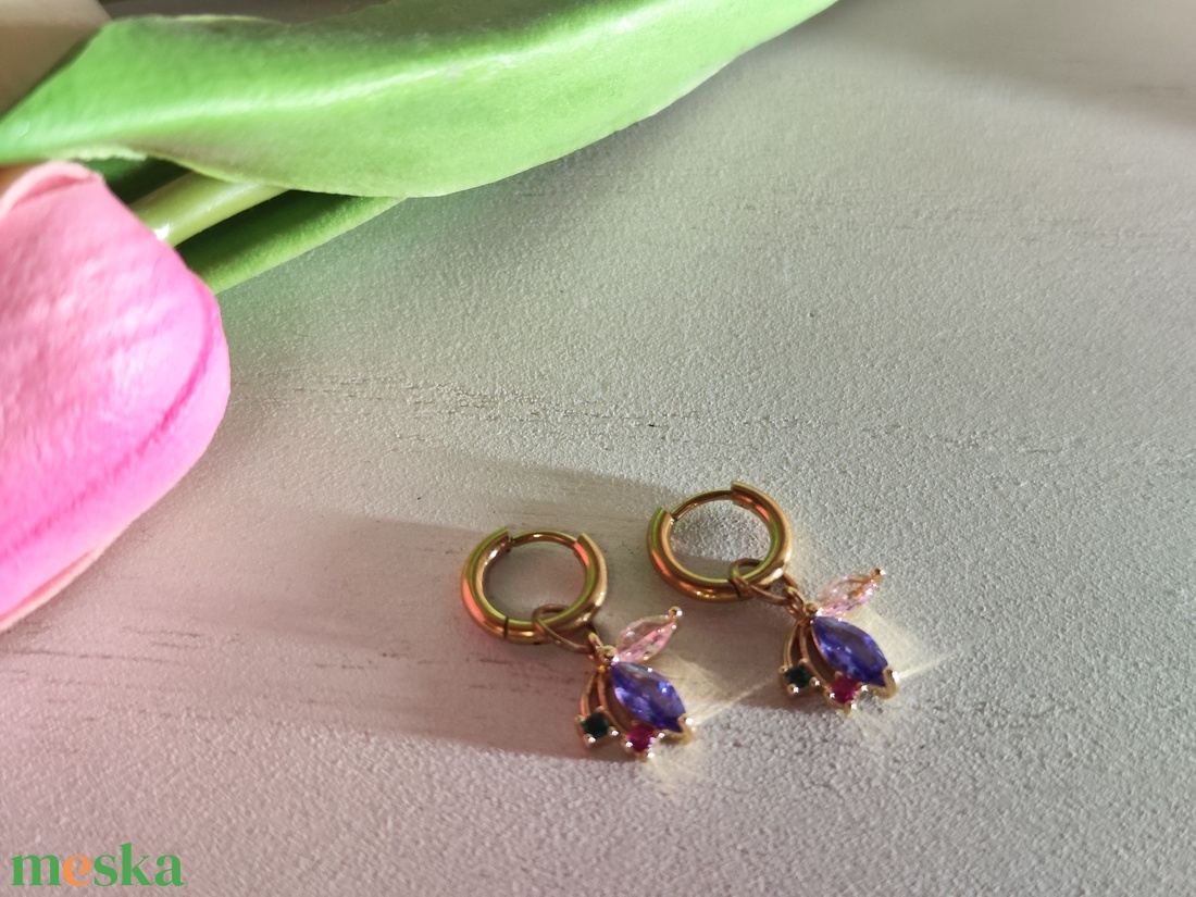 Kézzel készült nemesacél karika fülbevaló cirkónium pillangó medállal � arany ragyogás!  - ékszer - fülbevaló - lógó fülbevaló - Meska.hu