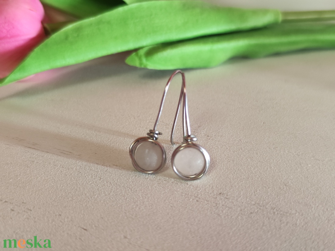 Egyedi, kézzel hajlított nemesacél fülbevaló rózsakvarccal! - ékszer - fülbevaló - lógó fülbevaló - Meska.hu