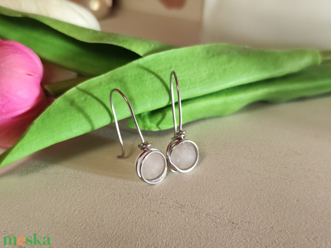 Egyedi, kézzel hajlított nemesacél fülbevaló rózsakvarccal! - ékszer - fülbevaló - lógó fülbevaló - Meska.hu