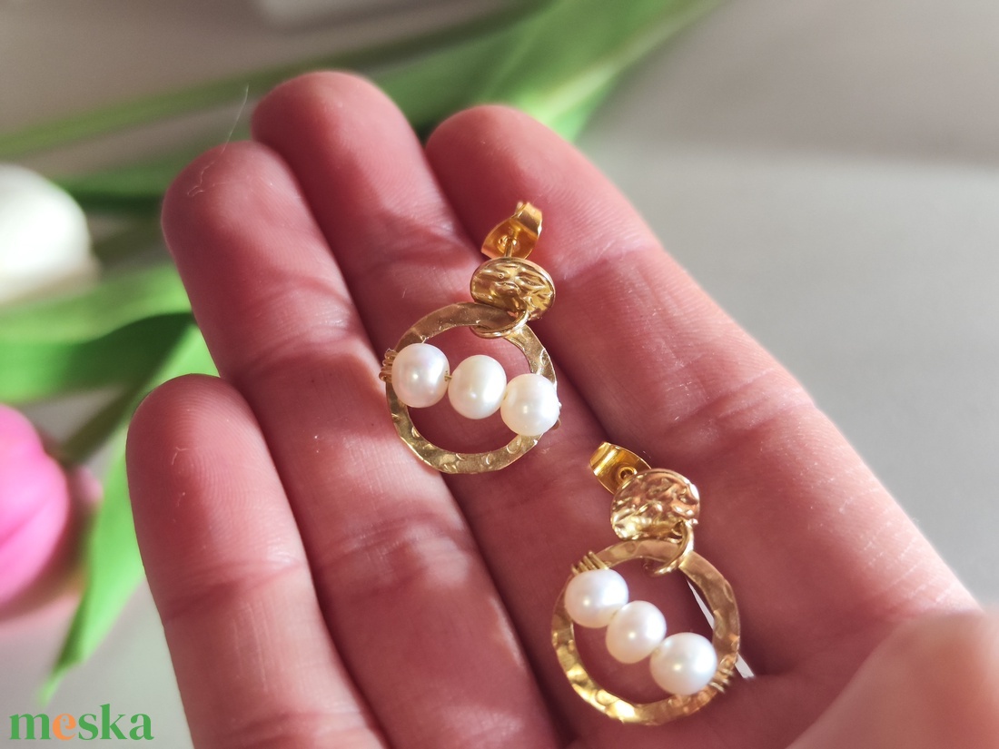 Egyedi, kézzel készült nemesacél fülbevaló édesvízi tenyésztett gyöngyökkel! - ékszer - fülbevaló - lógó fülbevaló - Meska.hu