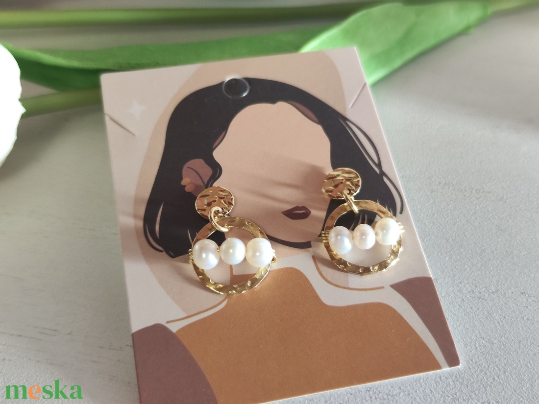 Egyedi, kézzel készült nemesacél fülbevaló édesvízi tenyésztett gyöngyökkel! - ékszer - fülbevaló - lógó fülbevaló - Meska.hu