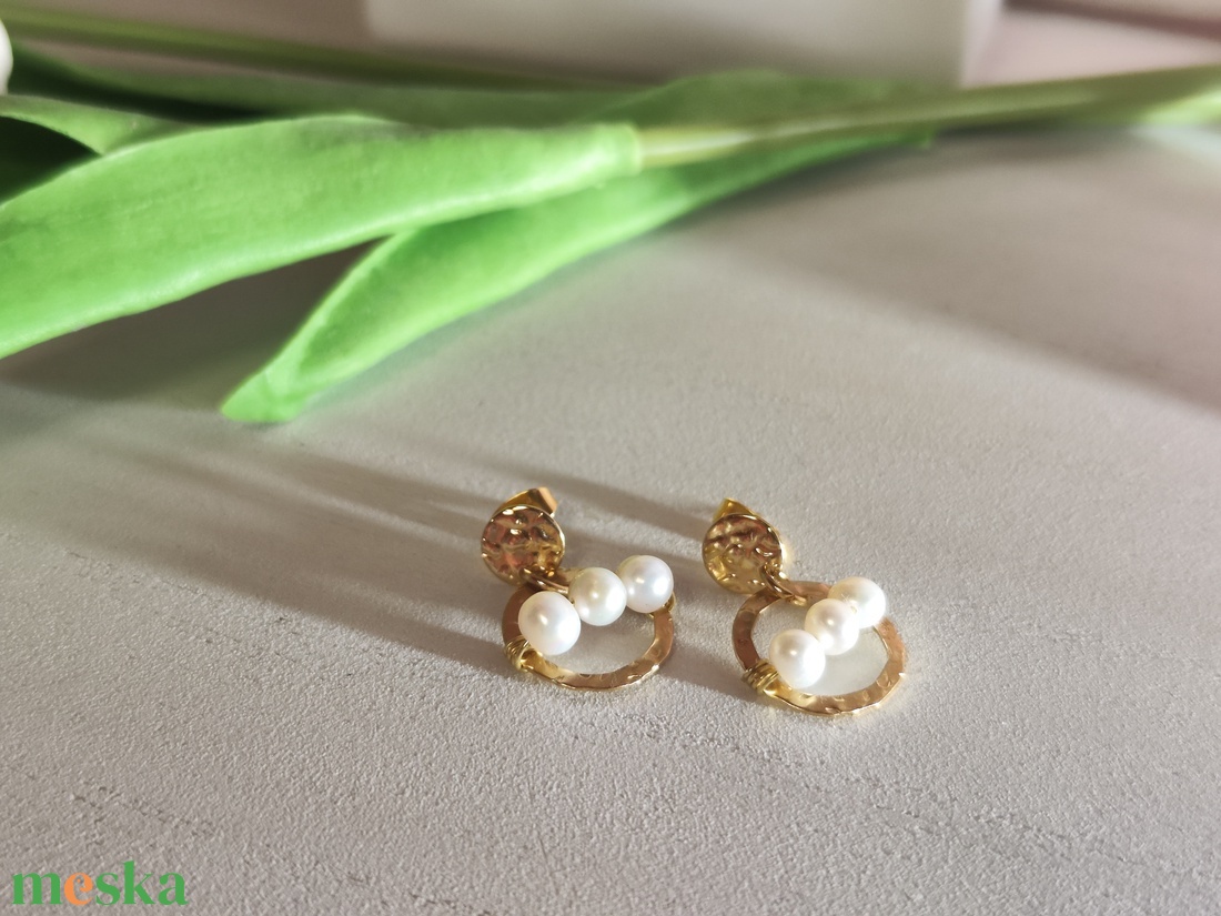 Egyedi, kézzel készült nemesacél fülbevaló édesvízi tenyésztett gyöngyökkel! - ékszer - fülbevaló - lógó fülbevaló - Meska.hu