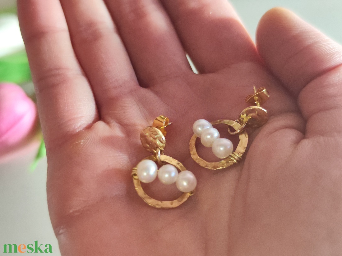 Egyedi, kézzel készült nemesacél fülbevaló édesvízi tenyésztett gyöngyökkel! - ékszer - fülbevaló - lógó fülbevaló - Meska.hu