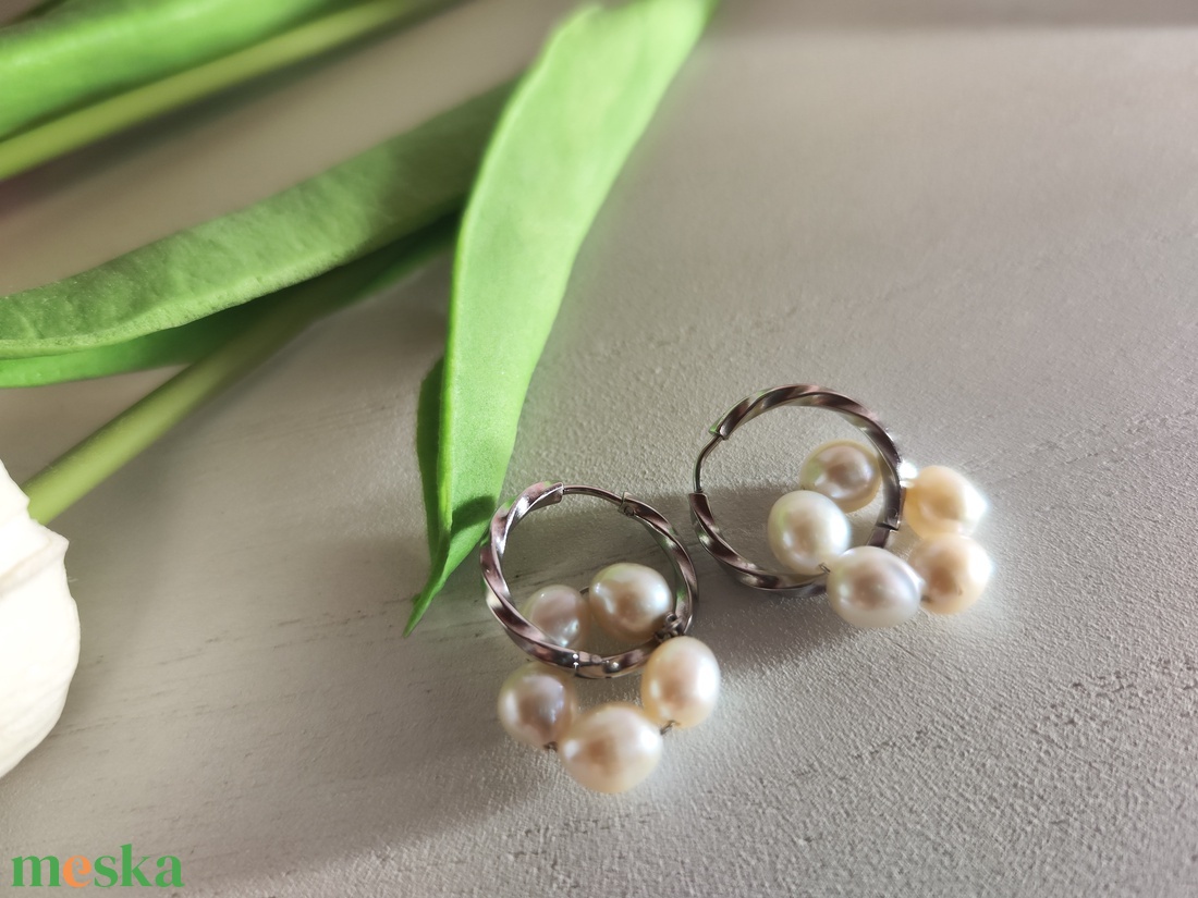 Nemesacél csavart karika fülbevaló AAA rizsszemű édesvízi gyönggyel � hideg elegancia! - ékszer - fülbevaló - lógós kerek fülbevaló - Meska.hu