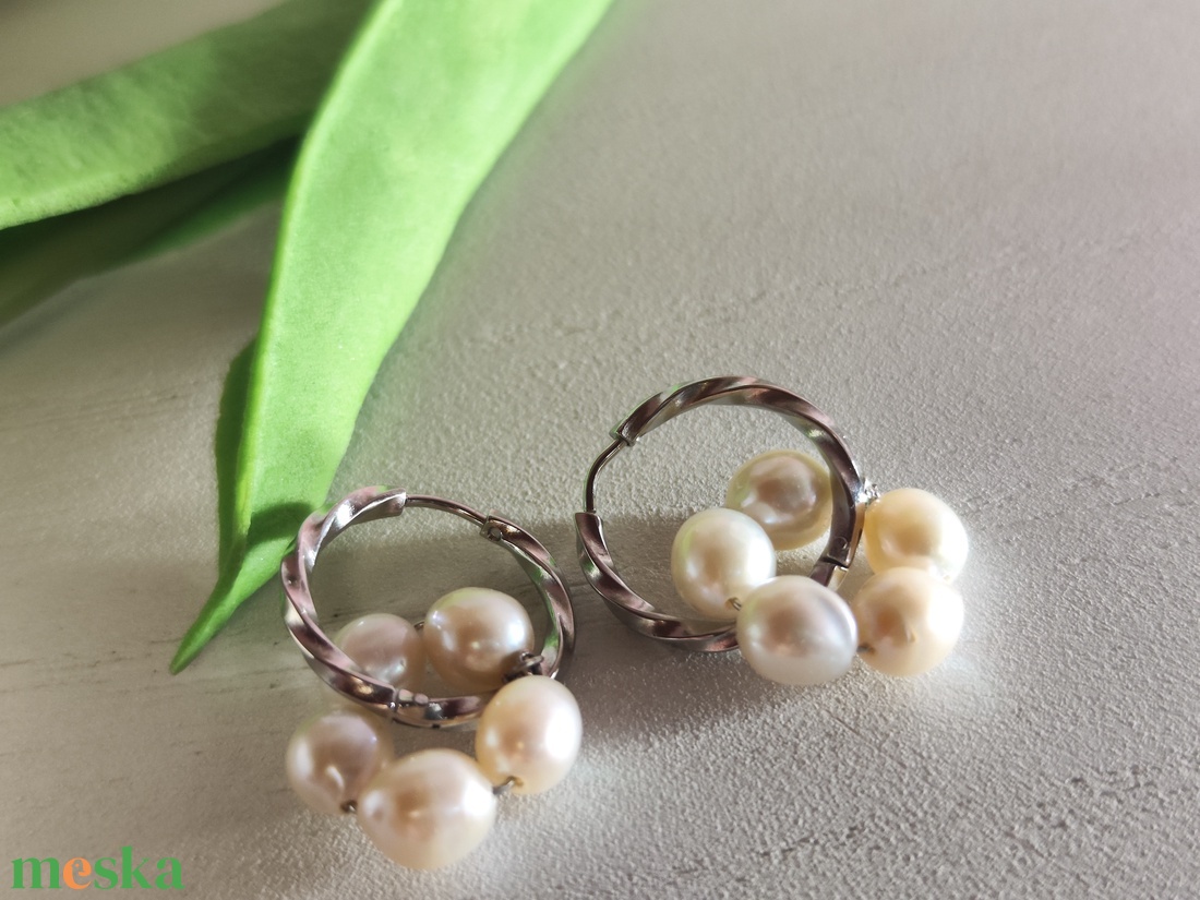 Nemesacél csavart karika fülbevaló AAA rizsszemű édesvízi gyönggyel � hideg elegancia! - ékszer - fülbevaló - lógós kerek fülbevaló - Meska.hu