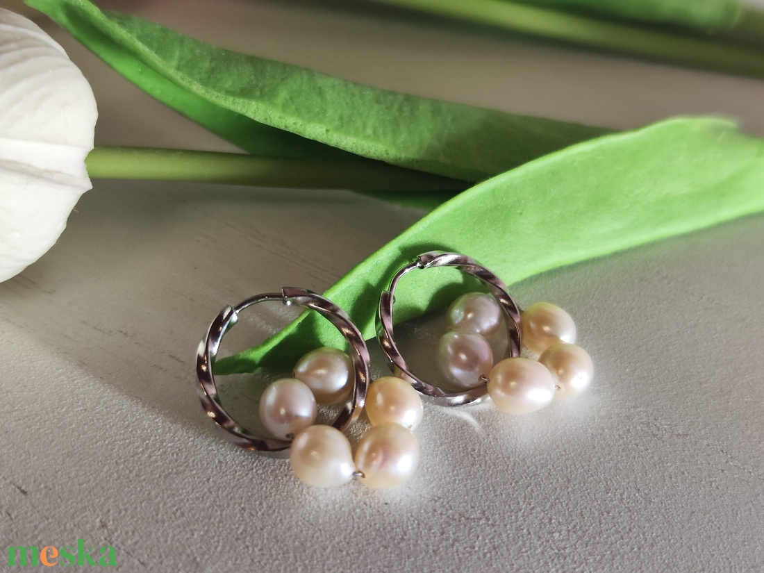 Nemesacél csavart karika fülbevaló AAA rizsszemű édesvízi gyönggyel � hideg elegancia! - ékszer - fülbevaló - lógós kerek fülbevaló - Meska.hu