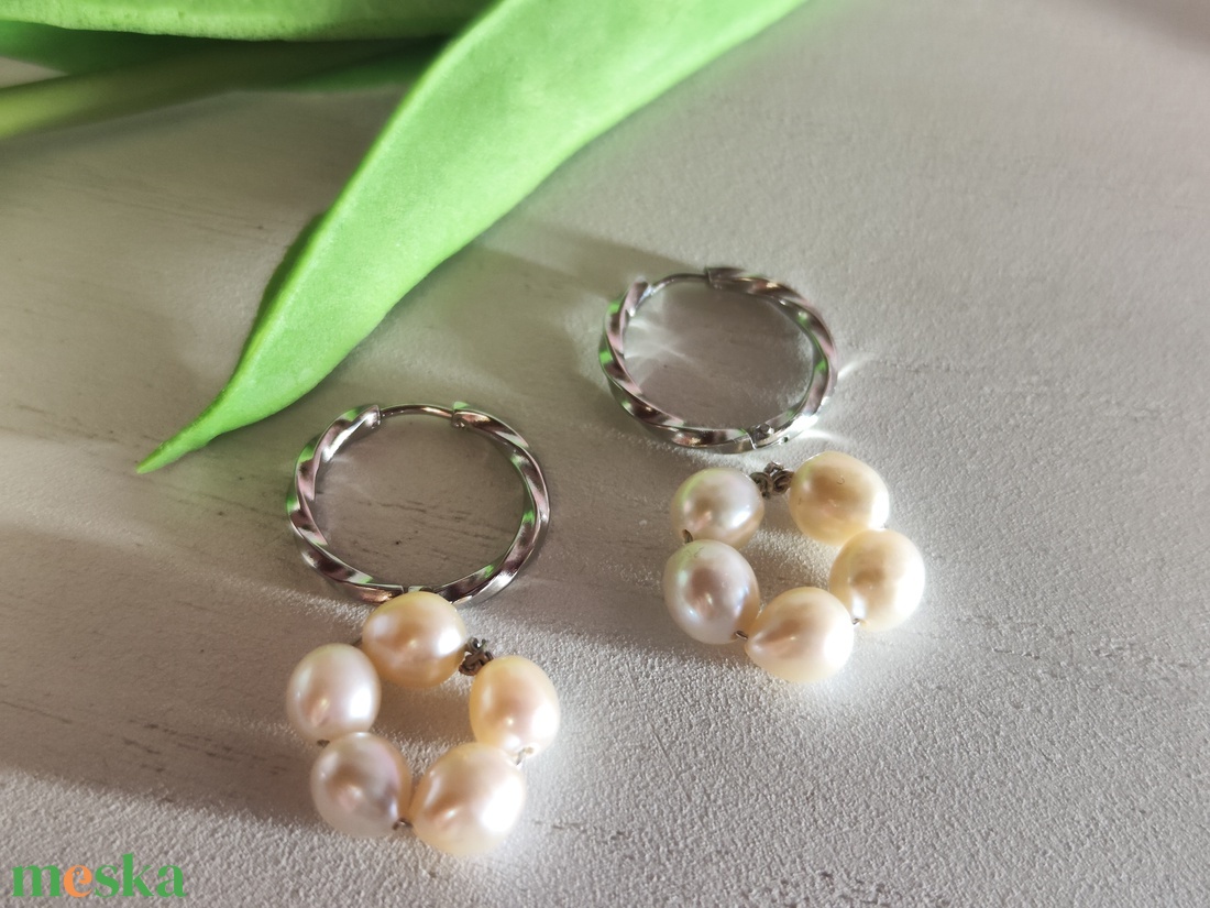 Nemesacél csavart karika fülbevaló AAA rizsszemű édesvízi gyönggyel � hideg elegancia! - ékszer - fülbevaló - lógós kerek fülbevaló - Meska.hu
