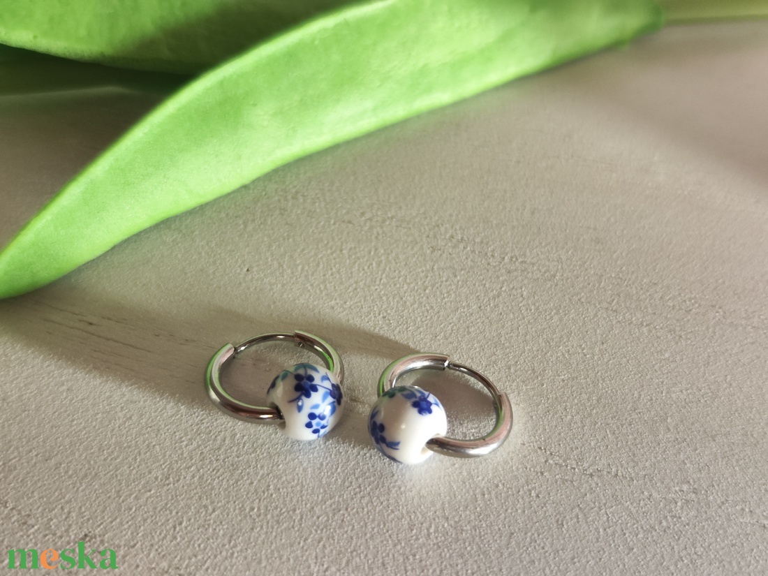 Nemesacél karika fülbevaló vintage orchidea kerámia gyönggyel � kék-fehér elegancia! - ékszer - fülbevaló - lógós kerek fülbevaló - Meska.hu