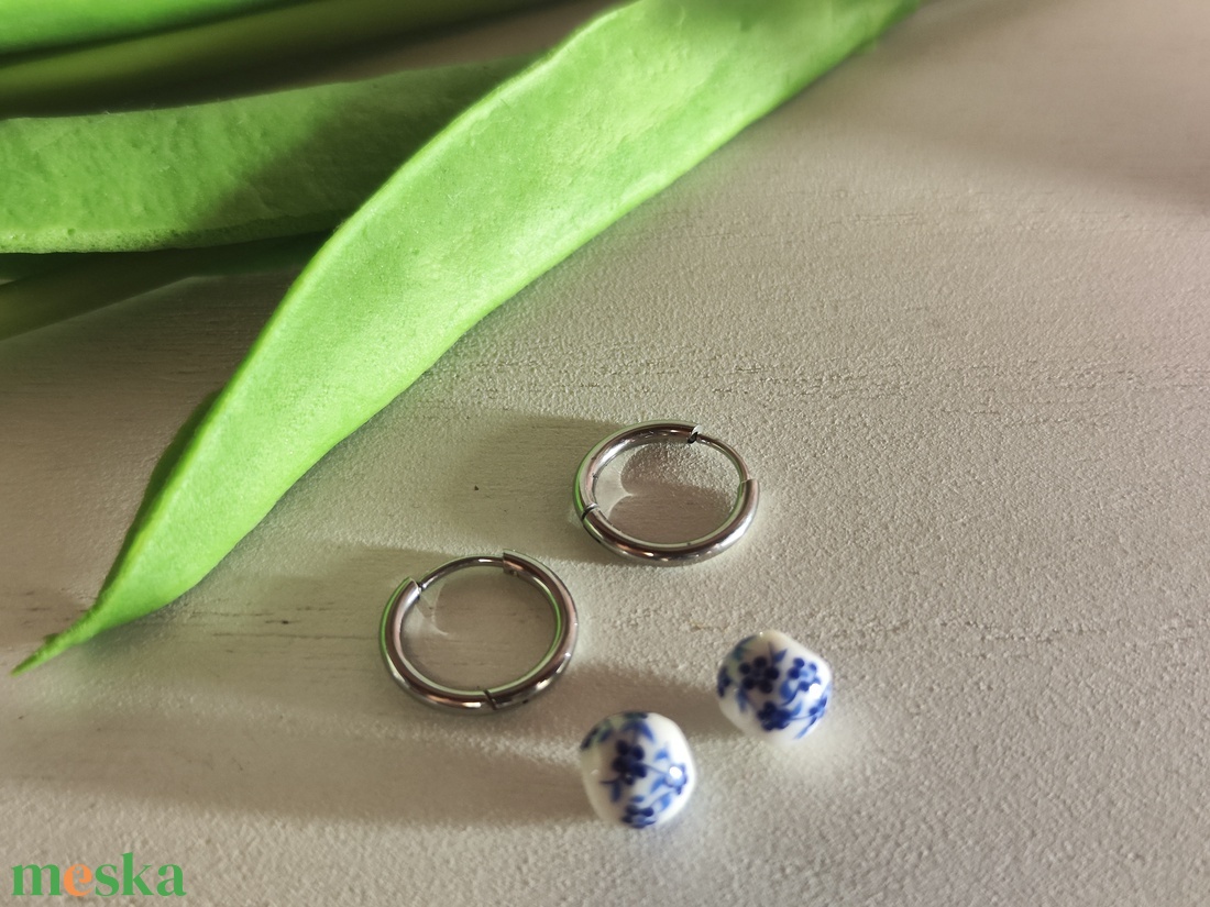 Nemesacél karika fülbevaló vintage orchidea kerámia gyönggyel � kék-fehér elegancia! - ékszer - fülbevaló - lógós kerek fülbevaló - Meska.hu