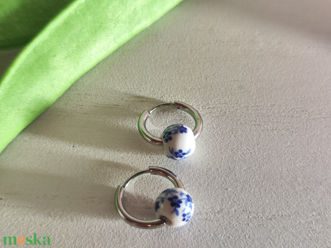 Nemesacél karika fülbevaló vintage orchidea kerámia gyönggyel � kék-fehér elegancia! - ékszer - fülbevaló - lógós kerek fülbevaló - Meska.hu