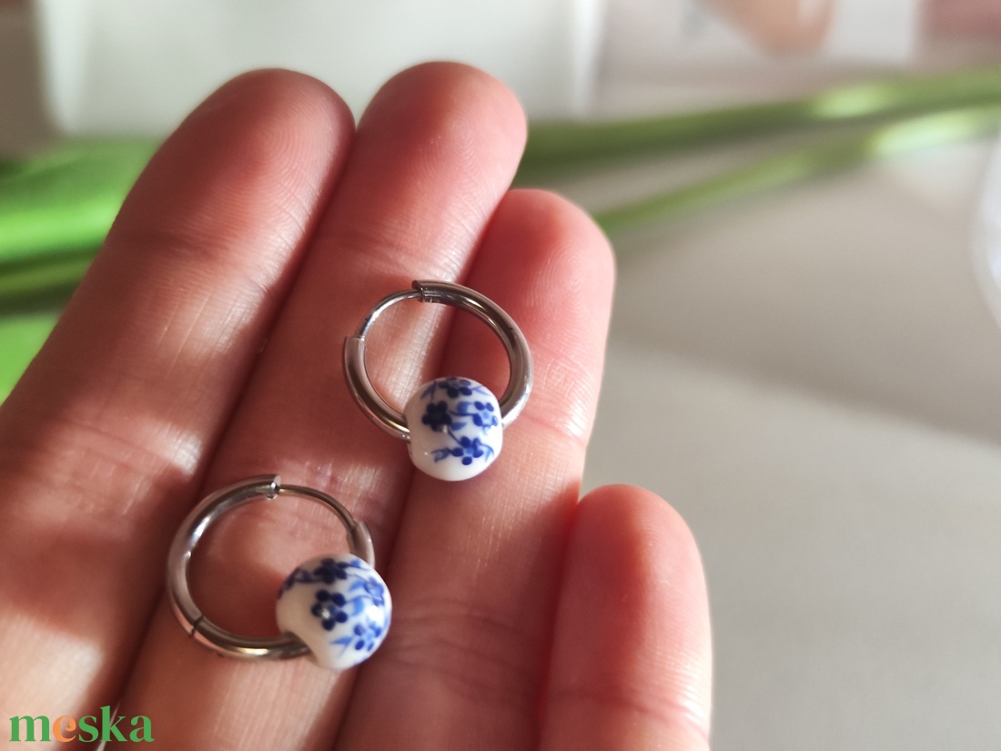 Nemesacél karika fülbevaló vintage orchidea kerámia gyönggyel � kék-fehér elegancia! - ékszer - fülbevaló - lógós kerek fülbevaló - Meska.hu