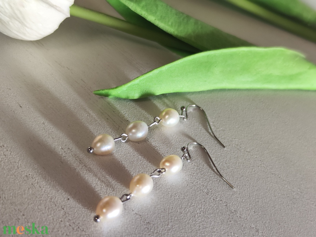 Lelógó fülbevaló AAA minőségű gyöngyökkel � hideg tónusú elegancia! - ékszer - fülbevaló - lógó fülbevaló - Meska.hu
