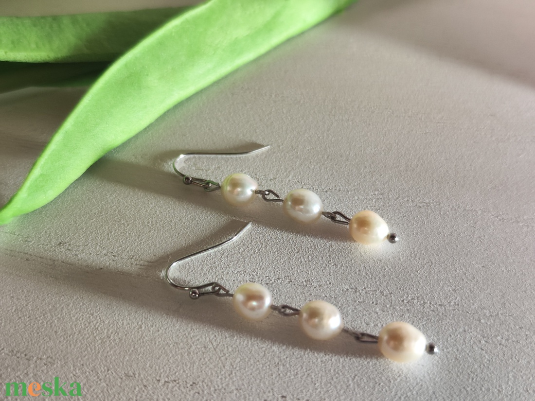 Lelógó fülbevaló AAA minőségű gyöngyökkel � hideg tónusú elegancia! - ékszer - fülbevaló - lógó fülbevaló - Meska.hu