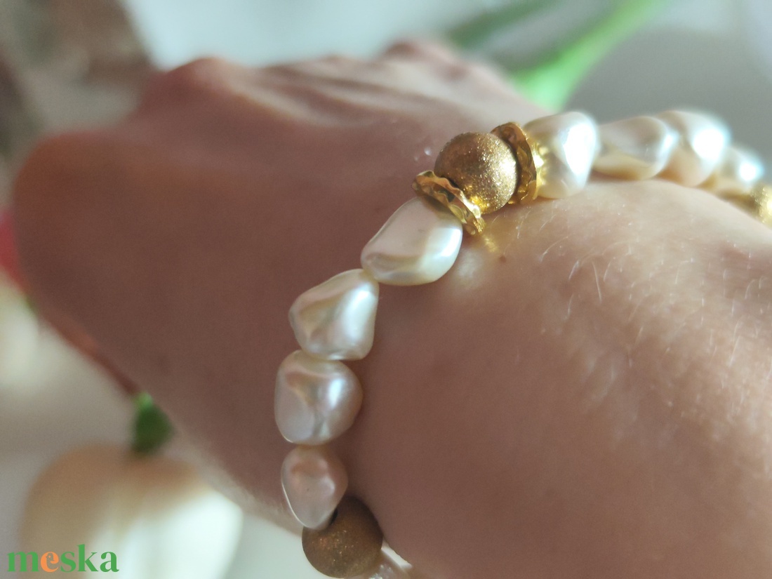 Egyedi édesvízi gyöngy karkötő arany rücskös díszítéssel! - ékszer - karkötő - gyöngyös karkötő - Meska.hu