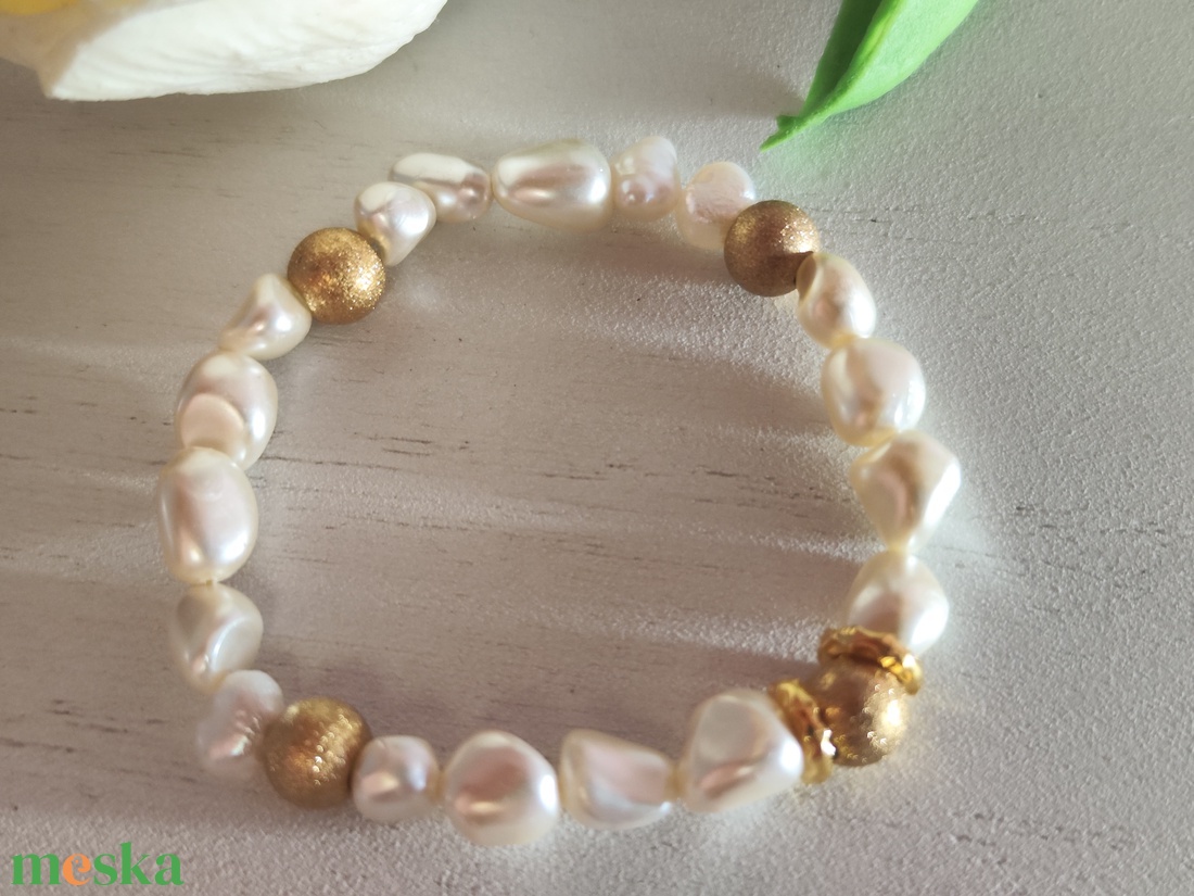 Egyedi édesvízi gyöngy karkötő arany rücskös díszítéssel! - ékszer - karkötő - gyöngyös karkötő - Meska.hu