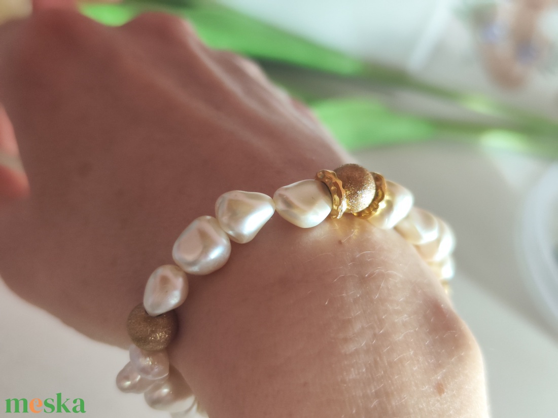 Egyedi édesvízi gyöngy karkötő arany rücskös díszítéssel! - ékszer - karkötő - gyöngyös karkötő - Meska.hu