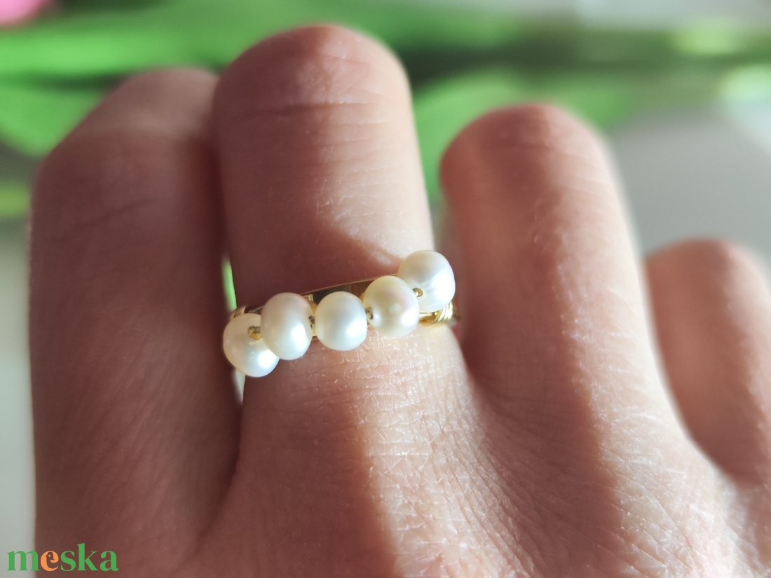 Arany színű nemesacél karika gyűrű édesvízi tenyésztett gyöngyökkel! - ékszer - gyűrű - kerek gyűrű - Meska.hu