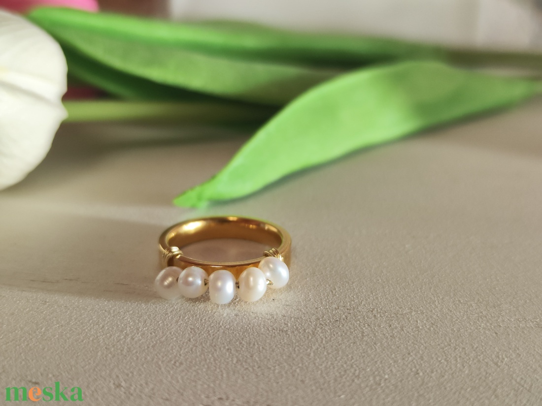 Arany színű nemesacél karika gyűrű édesvízi tenyésztett gyöngyökkel! - ékszer - gyűrű - kerek gyűrű - Meska.hu