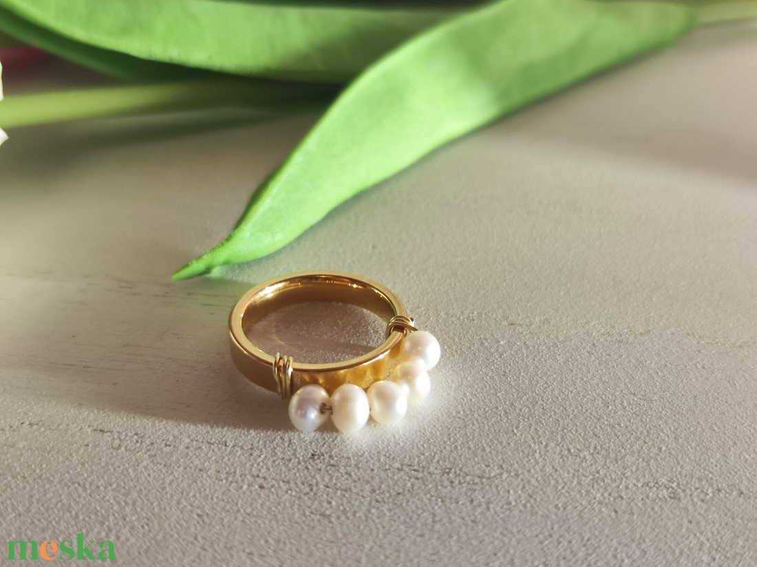 Arany színű nemesacél karika gyűrű édesvízi tenyésztett gyöngyökkel! - ékszer - gyűrű - kerek gyűrű - Meska.hu