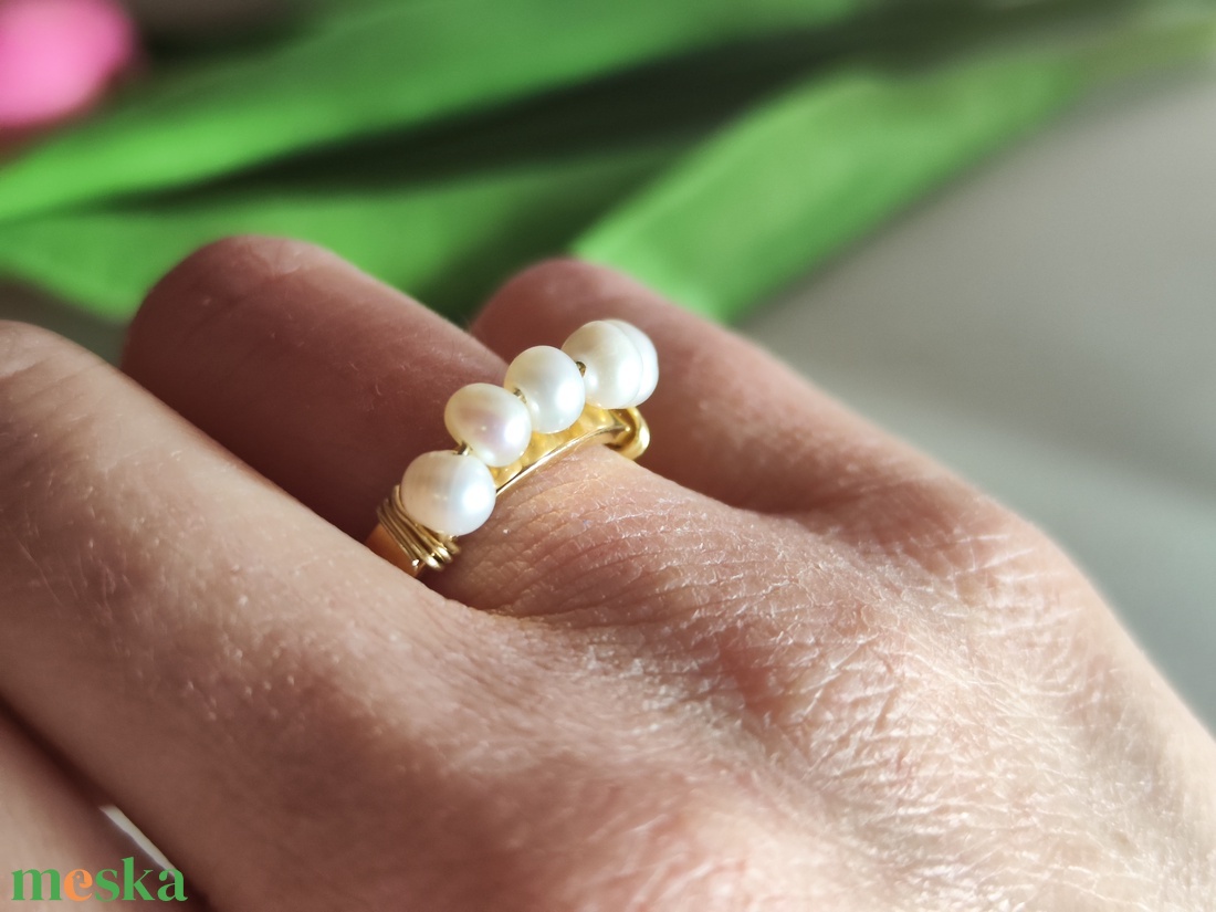 Arany színű nemesacél karika gyűrű édesvízi tenyésztett gyöngyökkel! - ékszer - gyűrű - kerek gyűrű - Meska.hu