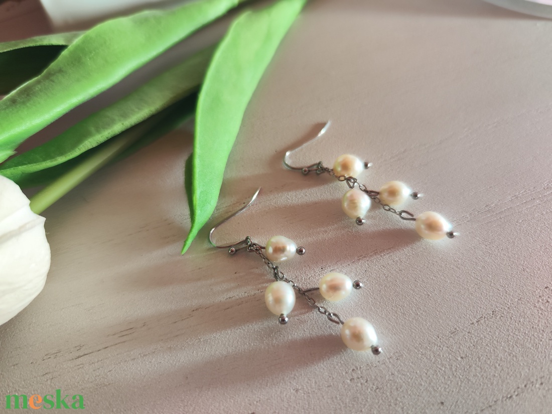 Egyedi, kézműves nemesacél fülbevaló AAA édesvízi tenyésztett gyöngyökkel � időtlen elegancia prémium minőségben! - ékszer - fülbevaló - lógó fülbevaló - Meska.hu