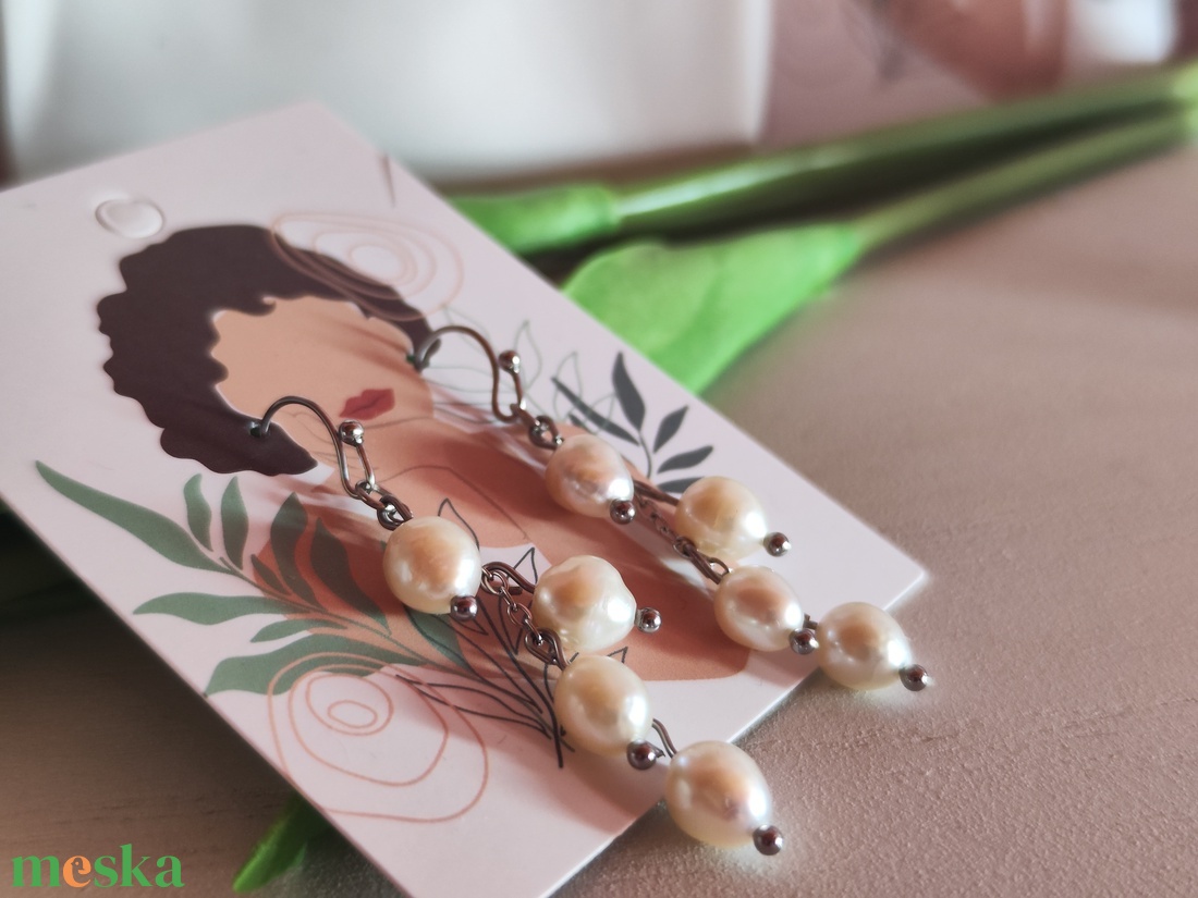 Egyedi, kézműves nemesacél fülbevaló AAA édesvízi tenyésztett gyöngyökkel � időtlen elegancia prémium minőségben! - ékszer - fülbevaló - lógó fülbevaló - Meska.hu