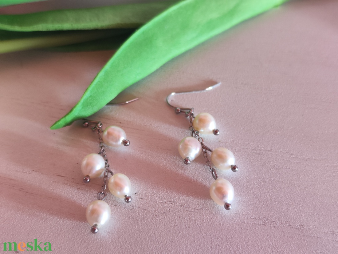 Egyedi, kézműves nemesacél fülbevaló AAA édesvízi tenyésztett gyöngyökkel � időtlen elegancia prémium minőségben! - ékszer - fülbevaló - lógó fülbevaló - Meska.hu