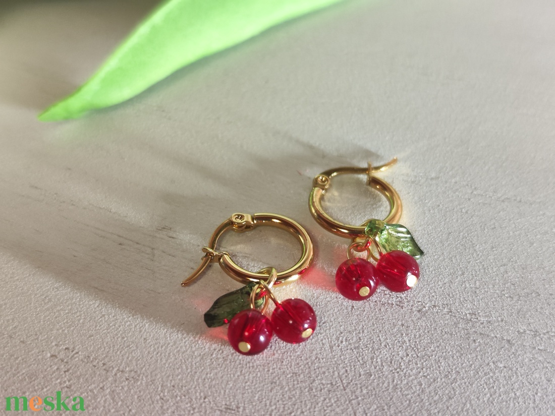 Egyedi aranyfényű nemesacél karika fülbevaló cseresznye medállal! - ékszer - fülbevaló - lógó fülbevaló - Meska.hu