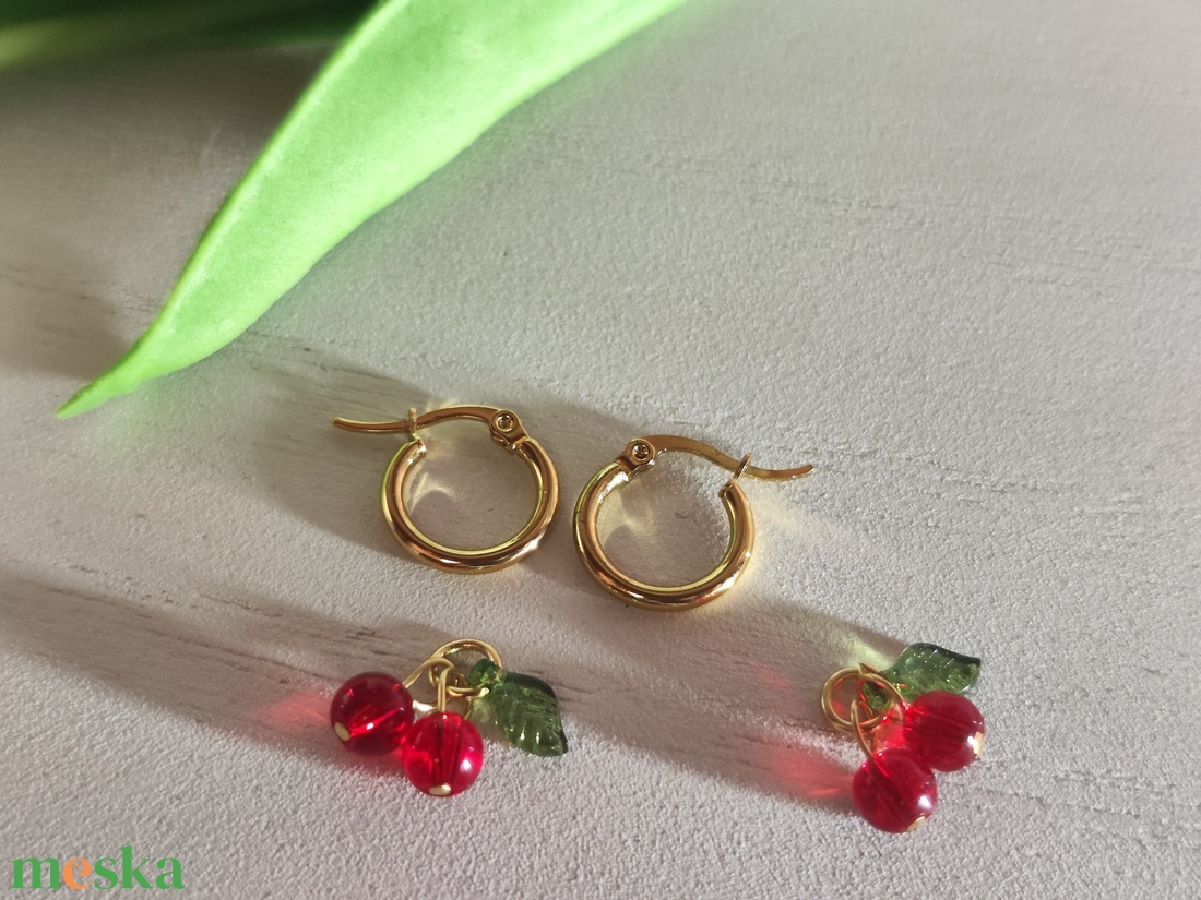 Egyedi aranyfényű nemesacél karika fülbevaló cseresznye medállal! - ékszer - fülbevaló - lógó fülbevaló - Meska.hu