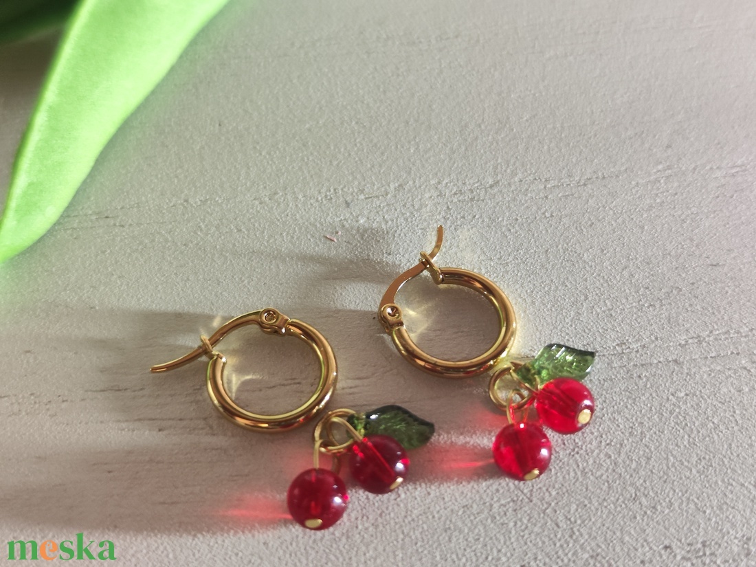 Egyedi aranyfényű nemesacél karika fülbevaló cseresznye medállal! - ékszer - fülbevaló - lógó fülbevaló - Meska.hu