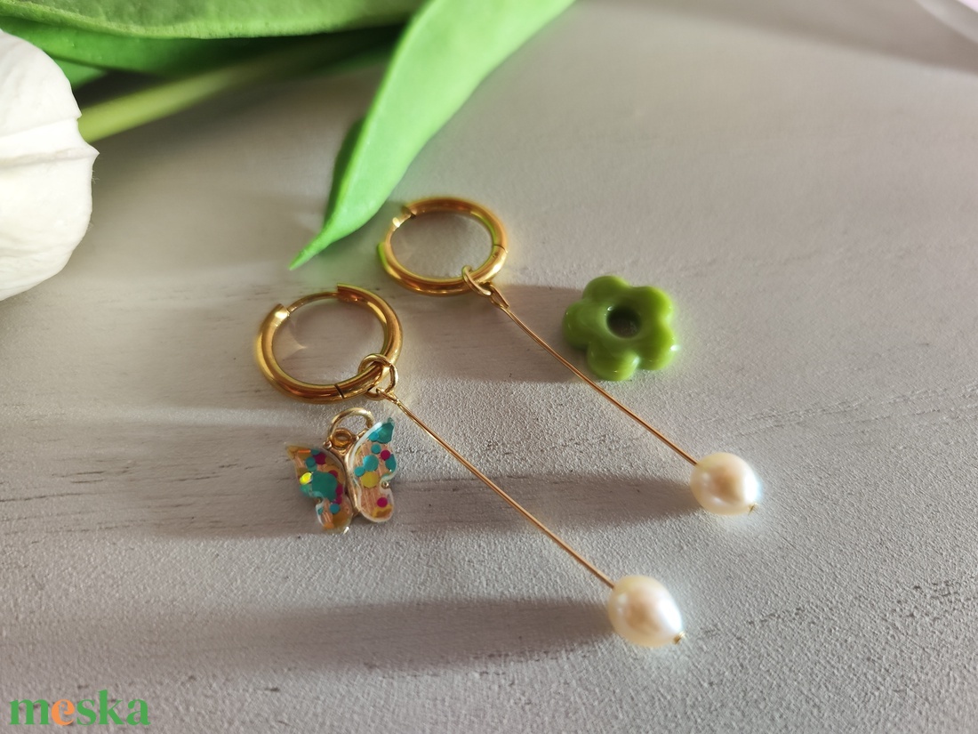 Nemesacél karika fülbevaló levehető medálokkal � Tavaszi pillangó és gyöngyvirág! - ékszer - fülbevaló - lógó fülbevaló - Meska.hu