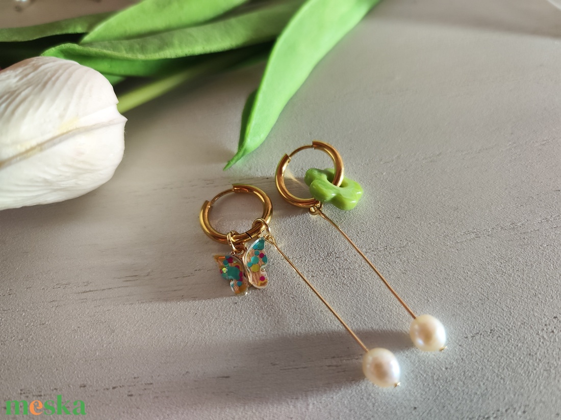 Nemesacél karika fülbevaló levehető medálokkal � Tavaszi pillangó és gyöngyvirág! - ékszer - fülbevaló - lógó fülbevaló - Meska.hu