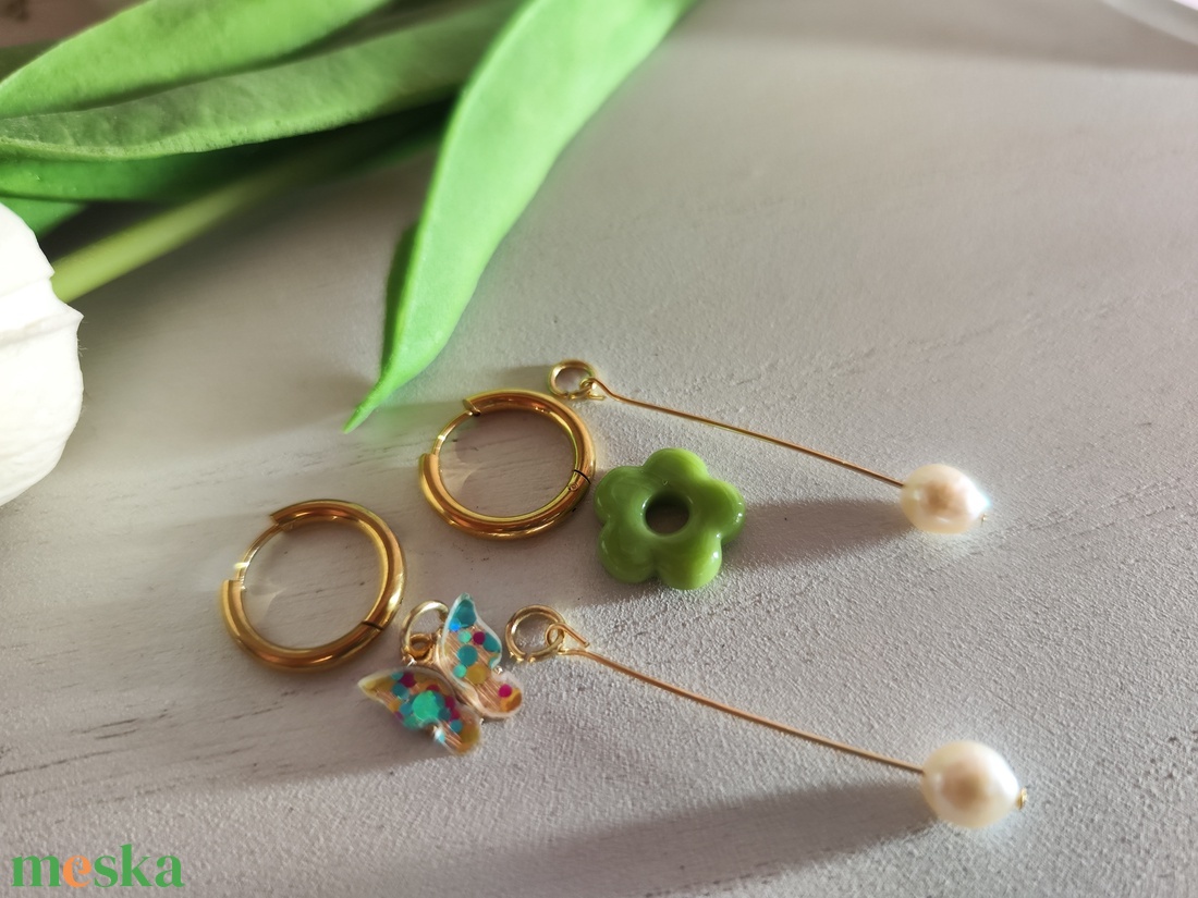 Nemesacél karika fülbevaló levehető medálokkal � Tavaszi pillangó és gyöngyvirág! - ékszer - fülbevaló - lógó fülbevaló - Meska.hu