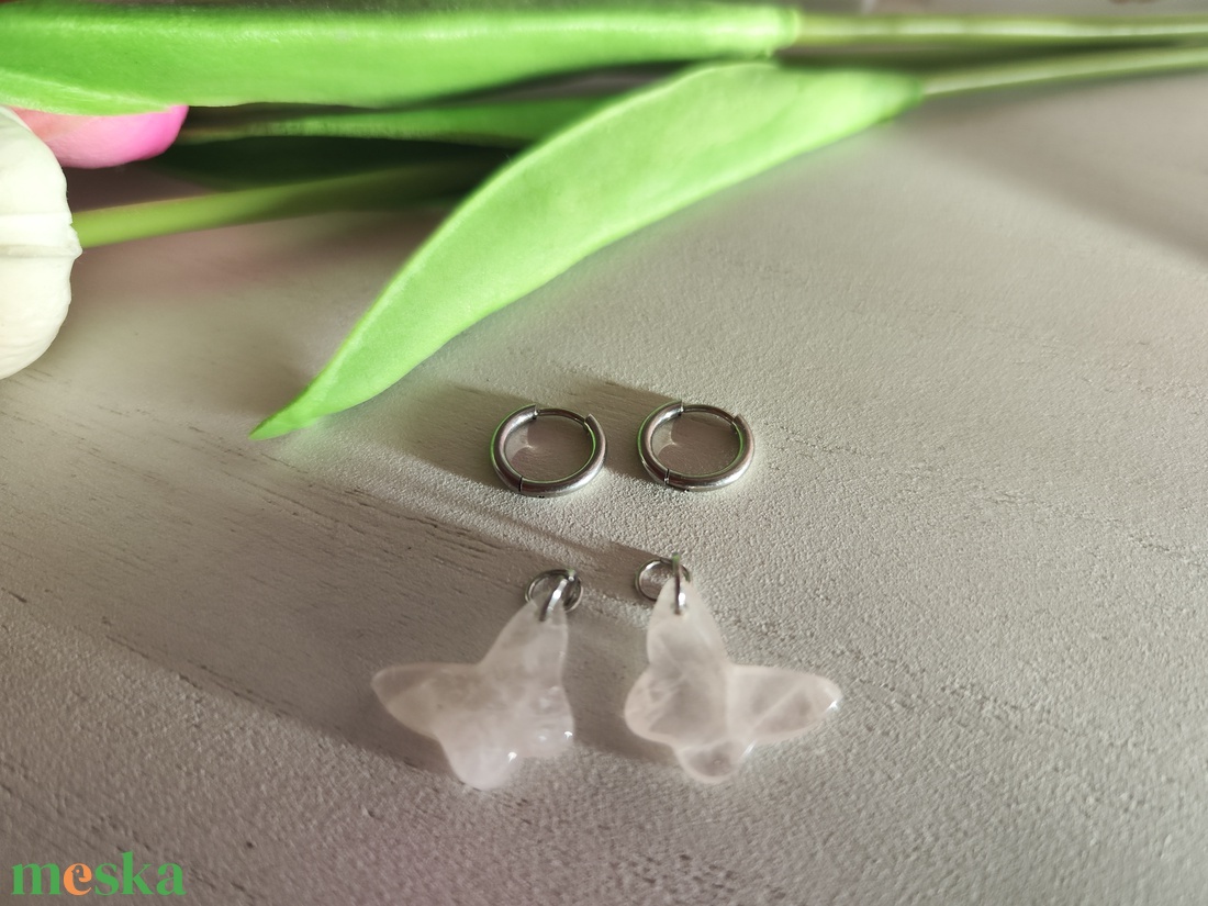 Nemesacél karika fülbevaló természetes rózsakvarc pillangó medállal � Tavaszi elegancia!  - ékszer - fülbevaló - lógó fülbevaló - Meska.hu