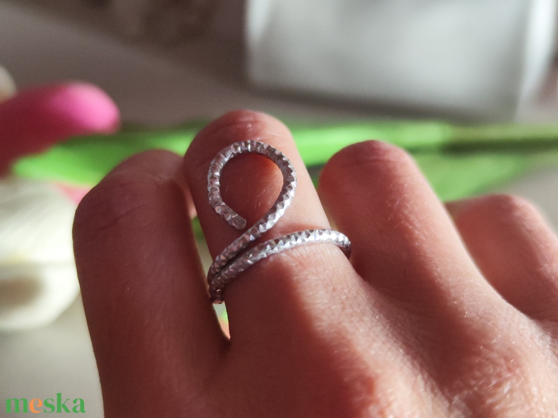 Kézműves texturált ezüstgyűrű � Egyedi, gyémántcsiszolással!  - ékszer - gyűrű - kerek gyűrű - Meska.hu