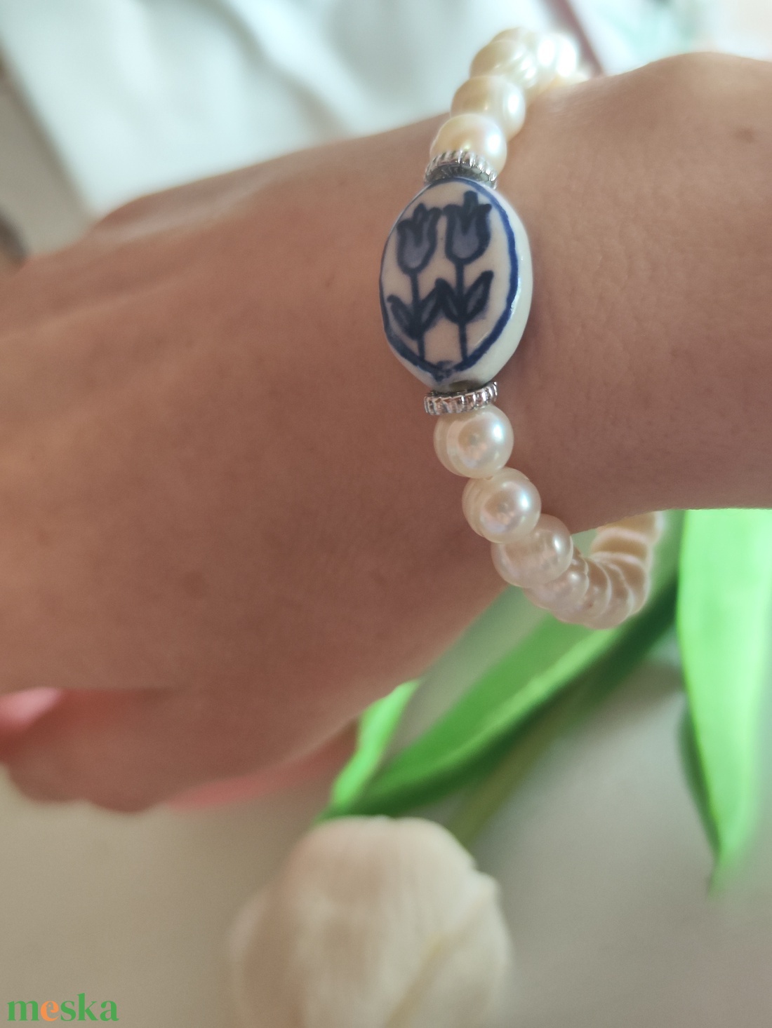 Tavaszi szellő � AA minőségű valódi gyöngy karkötő kézzel festett tulipánnal! - ékszer - karkötő - gyöngyös karkötő - Meska.hu