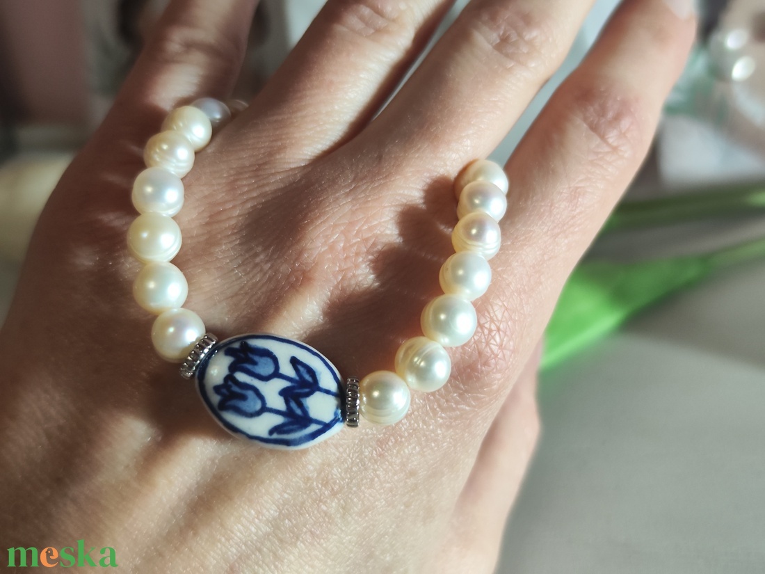 Tavaszi szellő � AA minőségű valódi gyöngy karkötő kézzel festett tulipánnal! - ékszer - karkötő - gyöngyös karkötő - Meska.hu