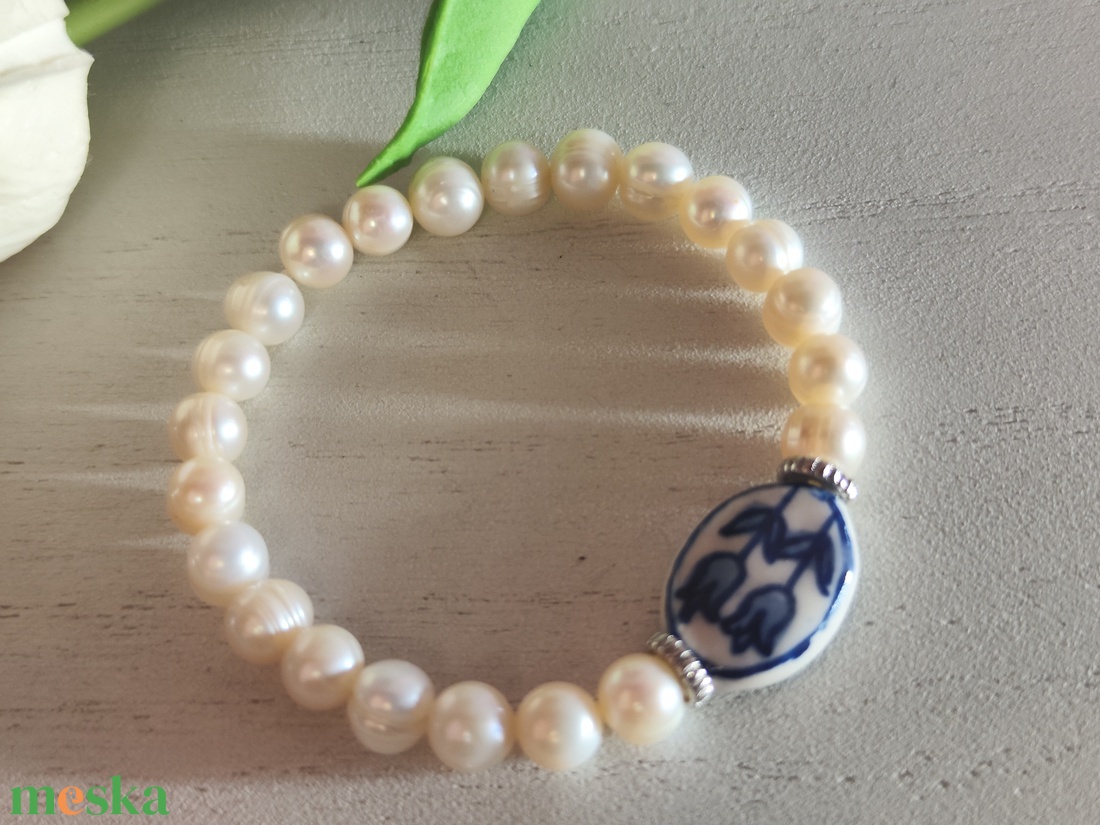 Tavaszi szellő � AA minőségű valódi gyöngy karkötő kézzel festett tulipánnal! - ékszer - karkötő - gyöngyös karkötő - Meska.hu