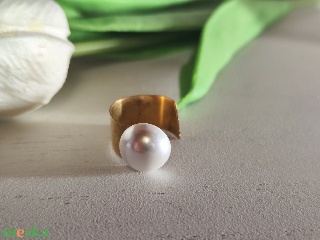 Modern Elegancia: Nyitott Sárgaréz Gyűrű Kagylógyönggyel - ékszer - gyűrű - kerek gyűrű - Meska.hu